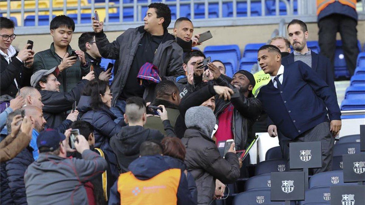 Imagen de Todibo haciéndose un selfie con aficionados en el palco del Camp Nou