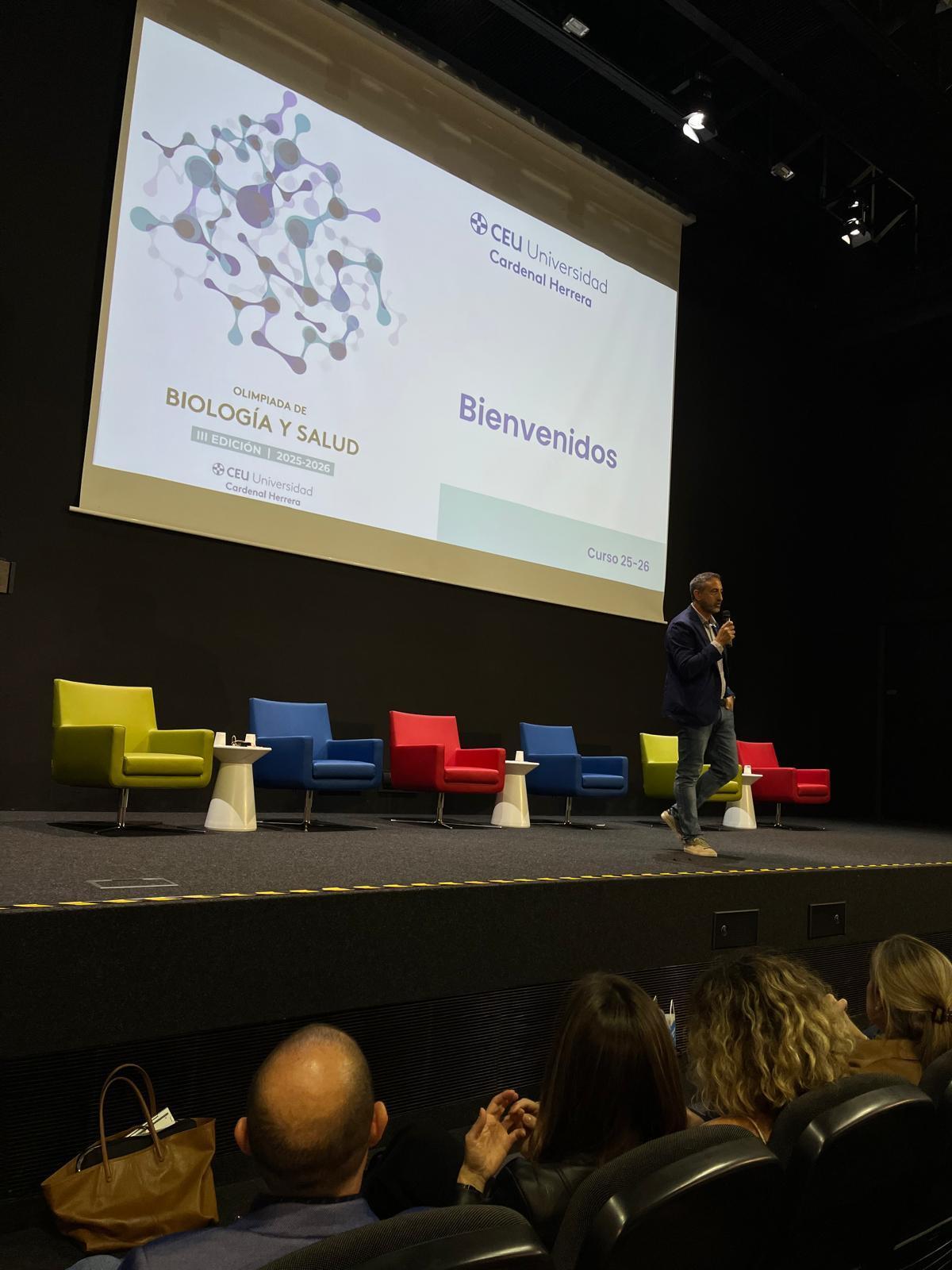 El catedrático de Biología del CEU UCH, José Miguel Soria en la Olimpiada de Biología