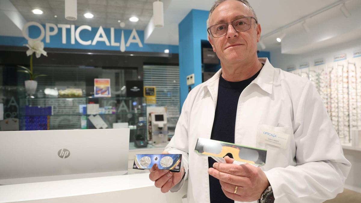Un óptico de Vilagarcía muestra modelos de gafas homologadas para ver un eclipse.