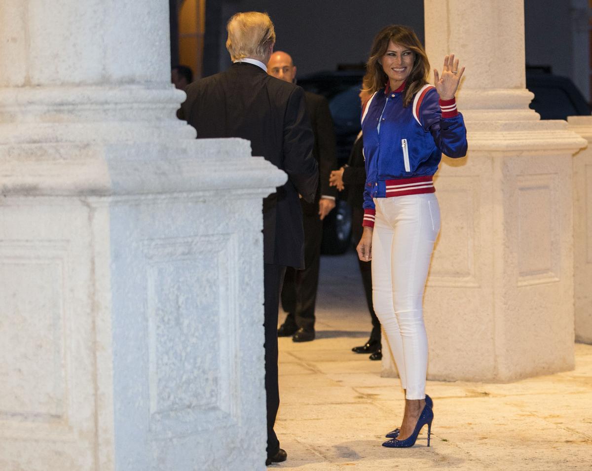 Melania Trump se viste de animadora con una bomber de Amiri