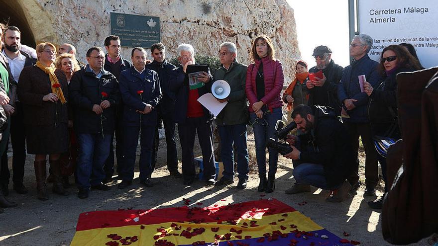 Acto de homenaje a las víctimas de la carretera de Almería.