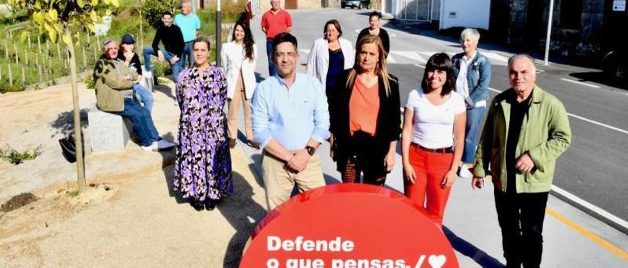 Carmela Sivla con los candidatos del PSOE en O Morrazo. |   // FDV