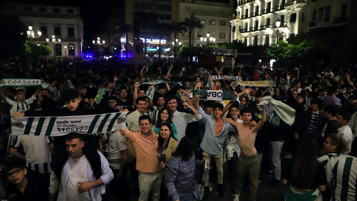 Aficionados del Córdoba CF en la fiesta del ascenso en Las Tendillas.