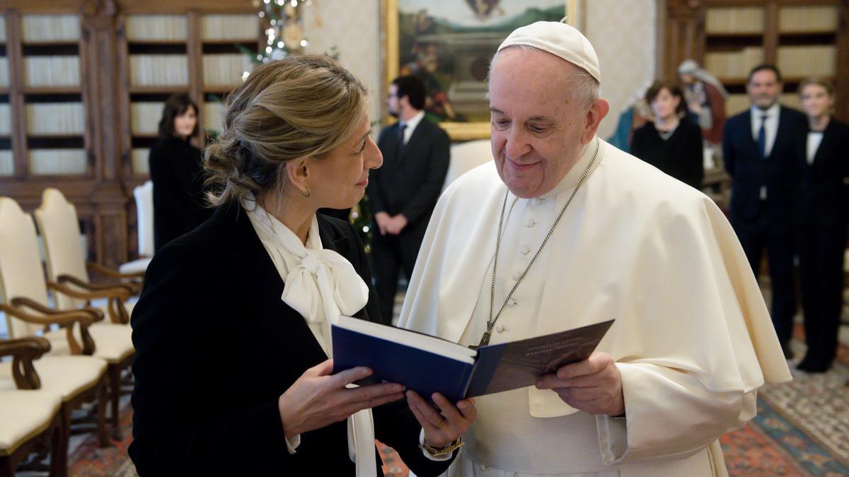 La vicepresidenta segunda del Gobierno y Ministra de Trabajo y Economía Social, Yolanda Díaz y el papa Francisco, en diciembre de 2021, en el Vaticano.