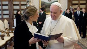 La vicepresidenta segunda del Gobierno y Ministra de Trabajo y Economía Social, Yolanda Díaz y el papa Francisco, en diciembre de 2021, en el Vaticano.