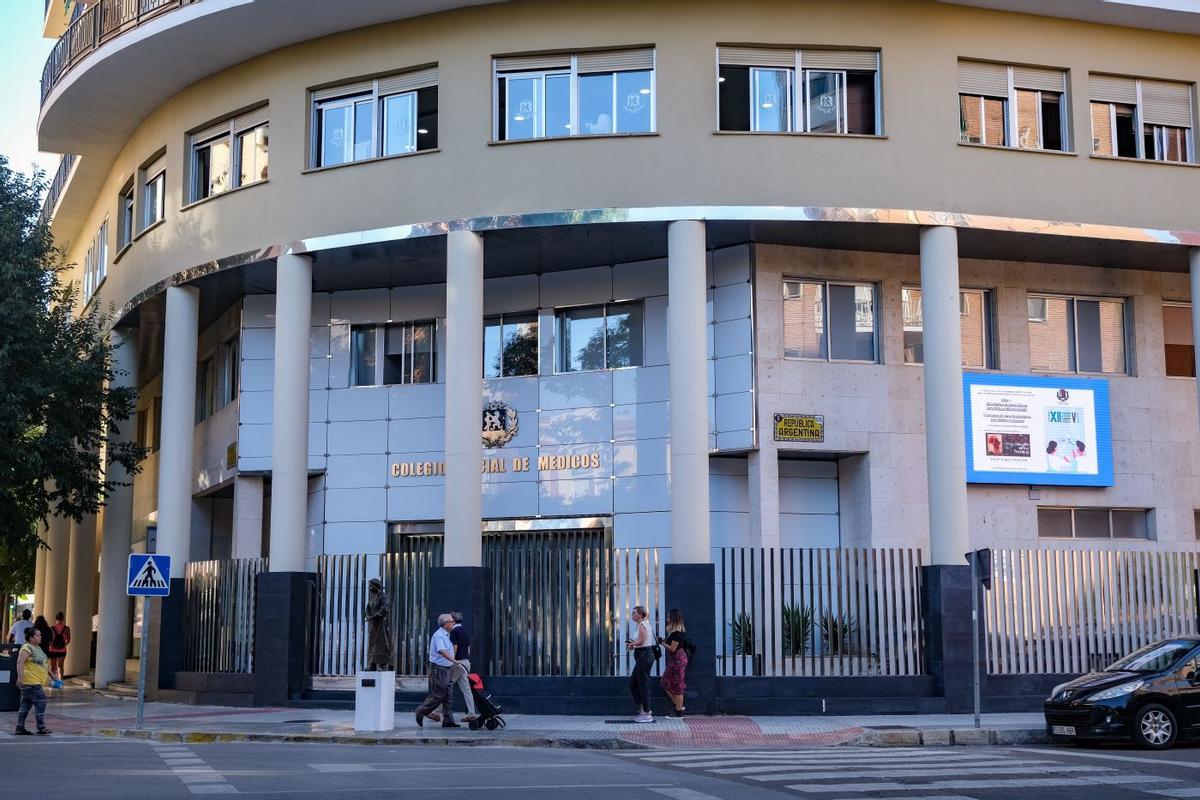 El debate se celebra en el auditorio del Colegio de Médicos de Badajoz.