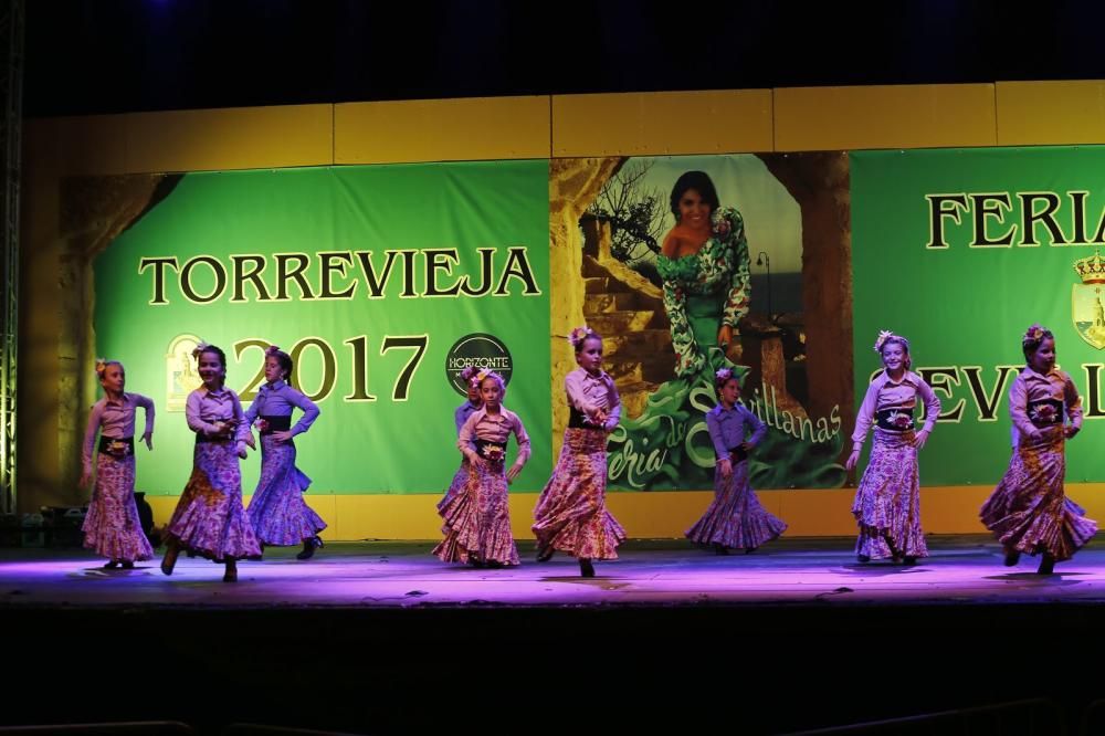 La Feria de Sevillanas 2017 comenzó anoche con una gran afluencia de público, actuaciones flamencas y de sevillanas, gastronomía y casetas, en el recinto portuario de Torrevieja