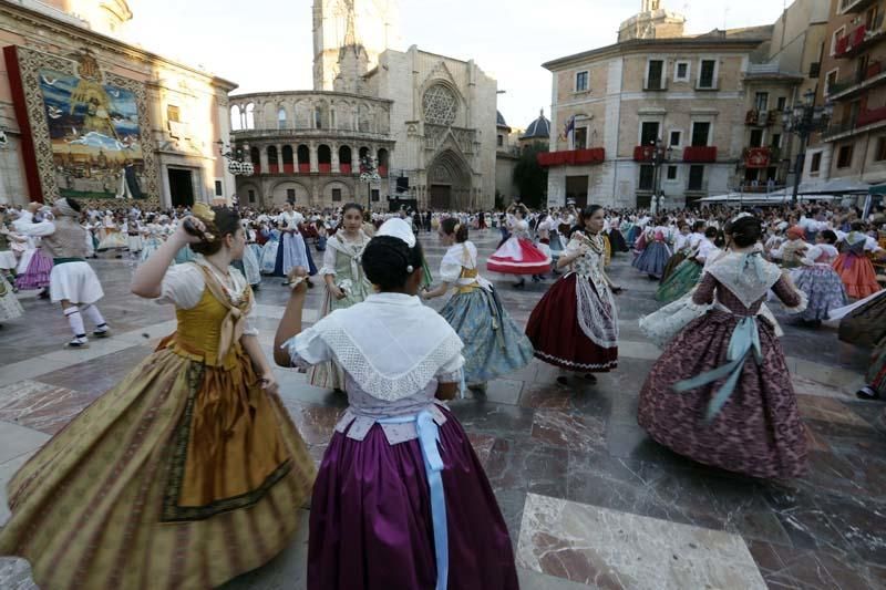 Dansà infantil en la plaza de la Virgen