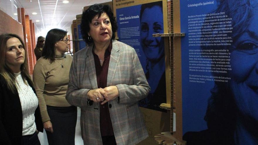 Patricia Soriano visita 
‘Rostros mediterráneos
en la ciencia’. ayto.yecla