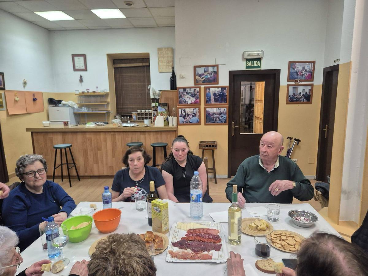 Un instante de la merienda en el centro social de mayores.