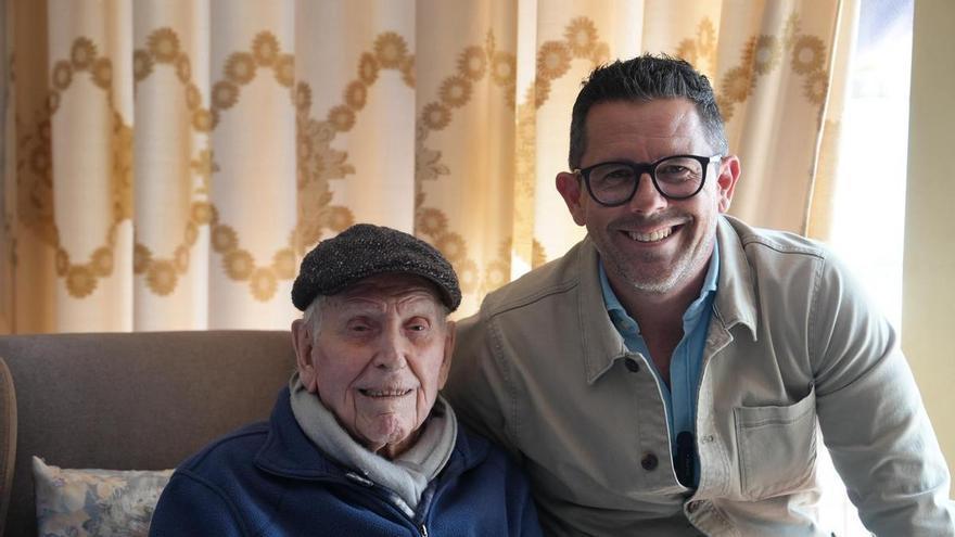 Dionisio, el vecino de Ibiza que acaba de cumplir 102 años y rememora la Transición: "¡Qué envidia de vitalidad y felicidad", exclama el alcalde