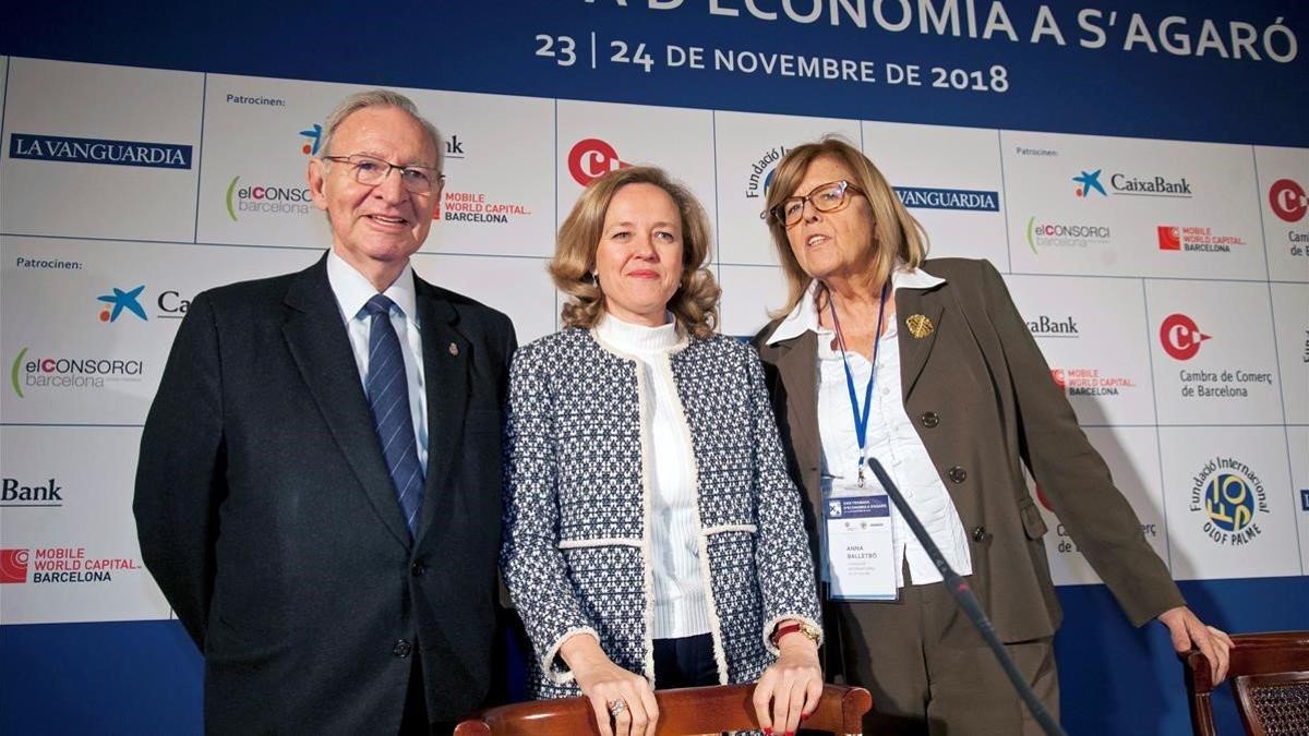 La ministra de Economía, Nadia Calviño, entre el presidente de la Cámara de Comercio de Barcelona, Miquel Valls, y la presidenta de la Fundación Internacional Olof Palme, Anna Balletbò, en la clausura de las jornadas de S'Agaró.