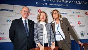 La ministra de Economía, Nadia Calviño, entre el presidente de la Cámara de Comercio de Barcelona, Miquel Valls, y la presidenta de la Fundación Internacional Olof Palme, Anna Balletbò, en la clausura de las jornadas de S’Agaró.