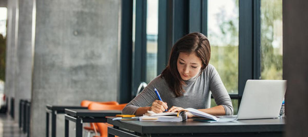 Una estudiante universitaria