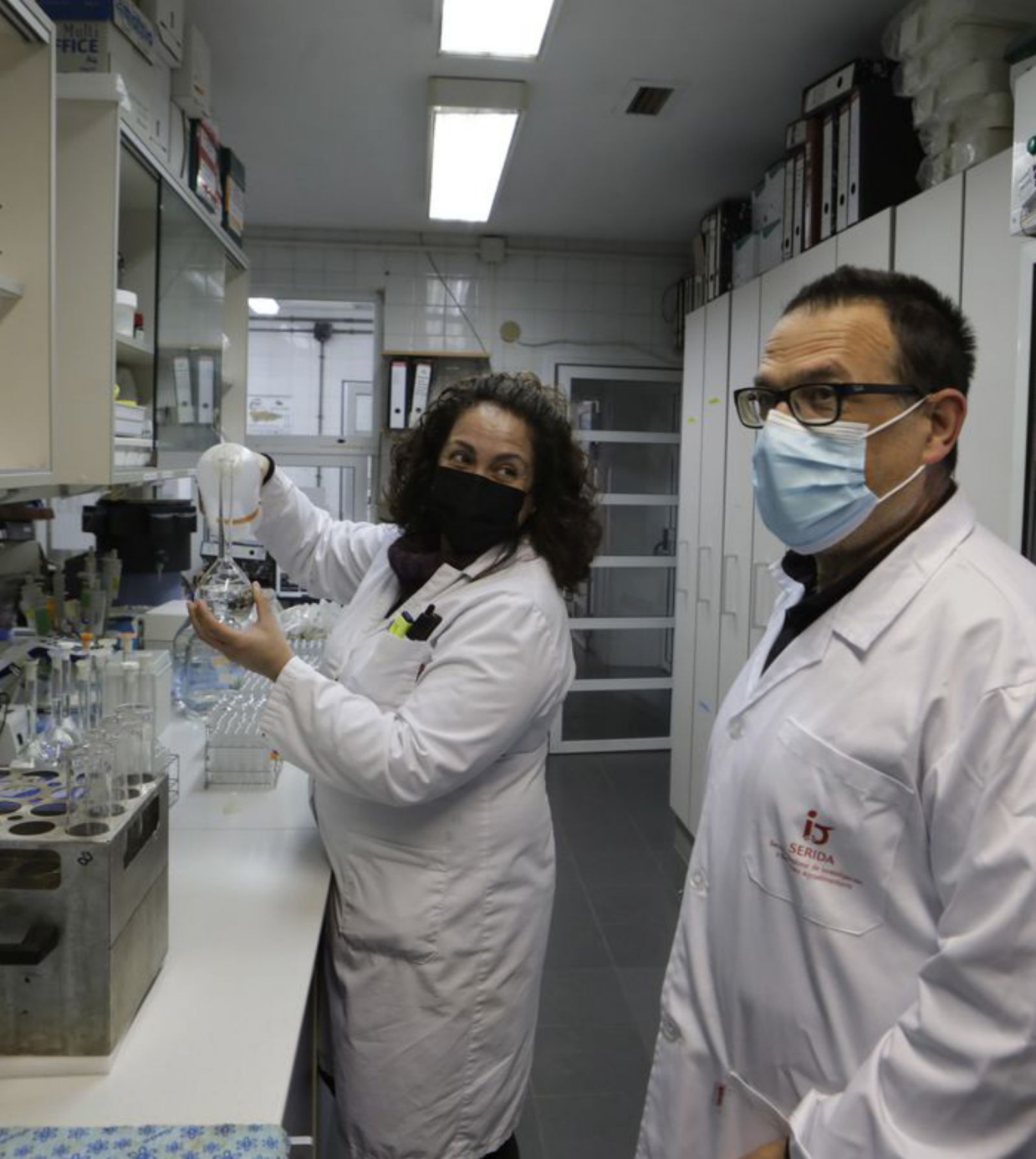 Fernando Vicente y la técnica de laboratorio Natalia Martínez, en las instalaciones del área de nutrición. |