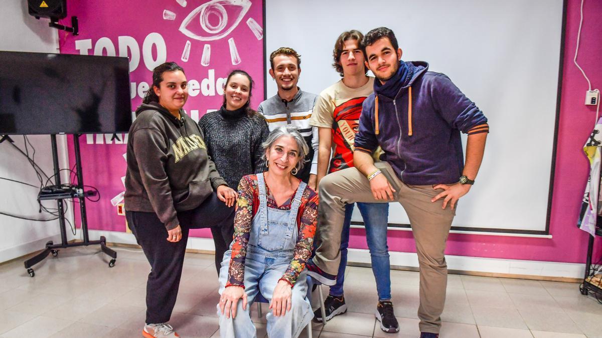 Los cinco participantes en el taller de narración oral posan junto a Magda Labarga