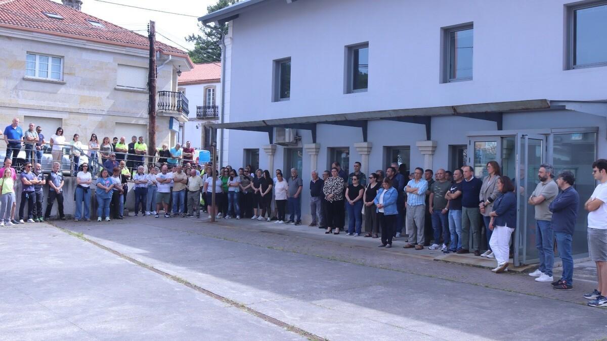 Parte de los asistentes al minuto de silencio guardado ante el consistorio brionés
