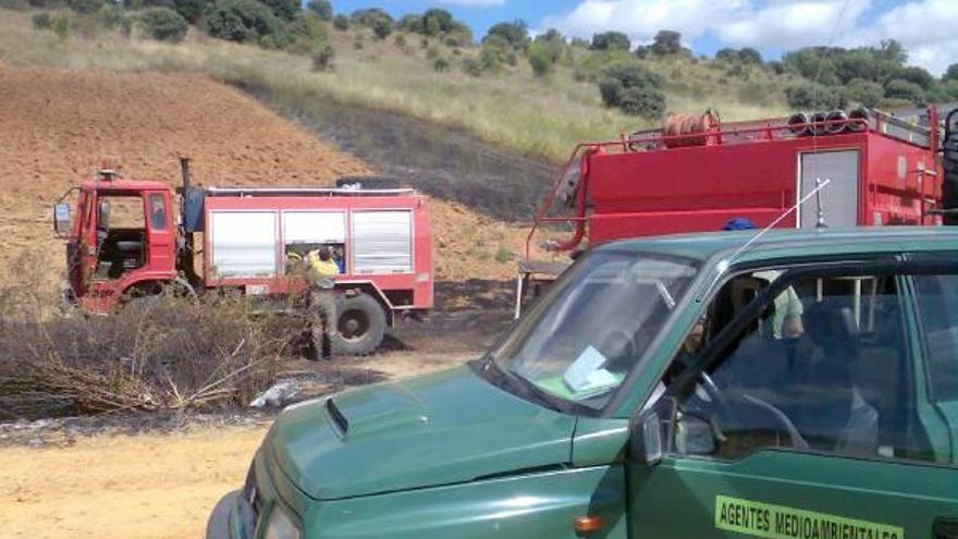 Bomberos y agentes medioambientales después de apagar el fuego en Manganeses de la Polvorosa.