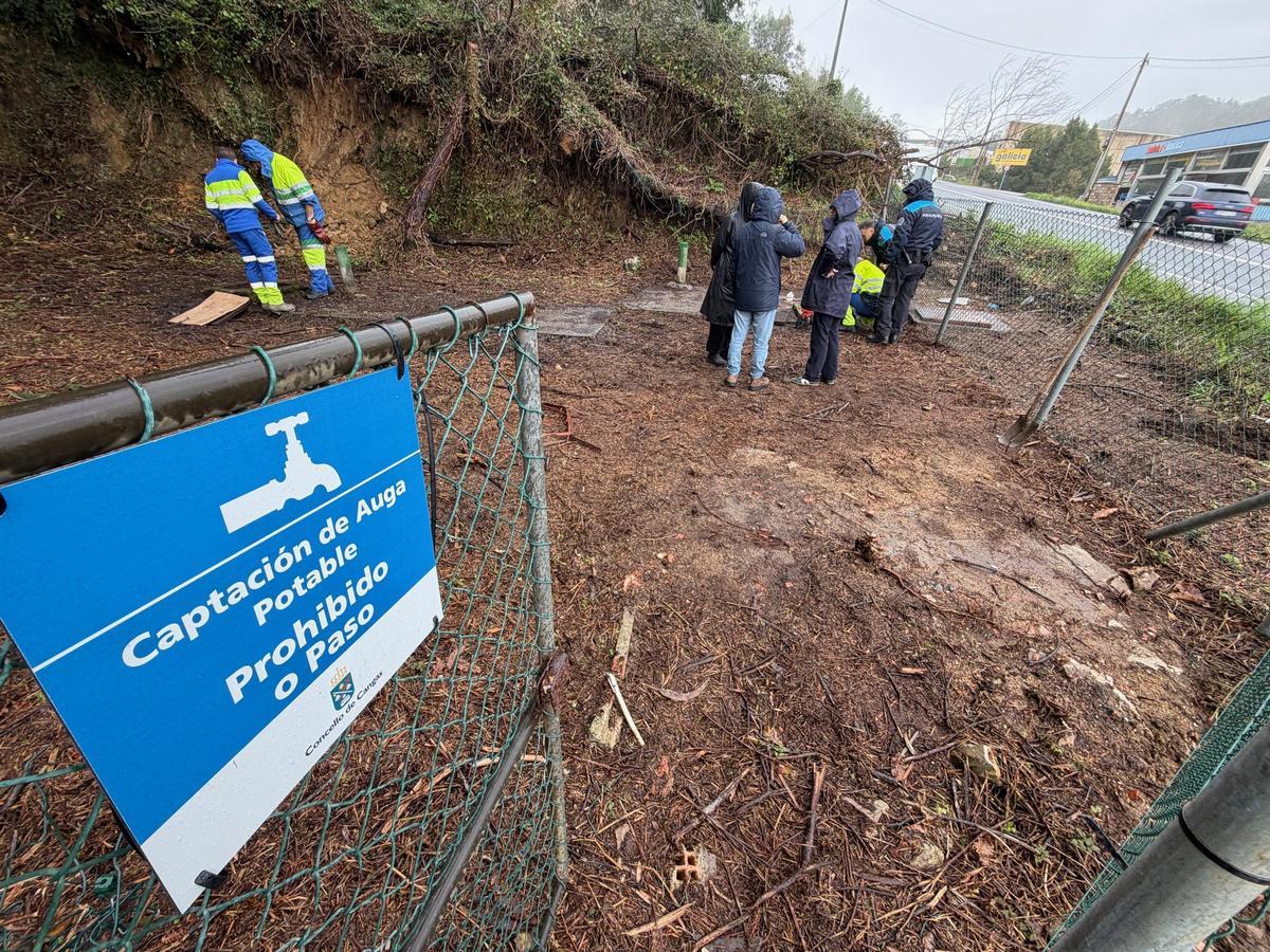 Operarios y agentes inspeccionado la captación de Anguieiro.