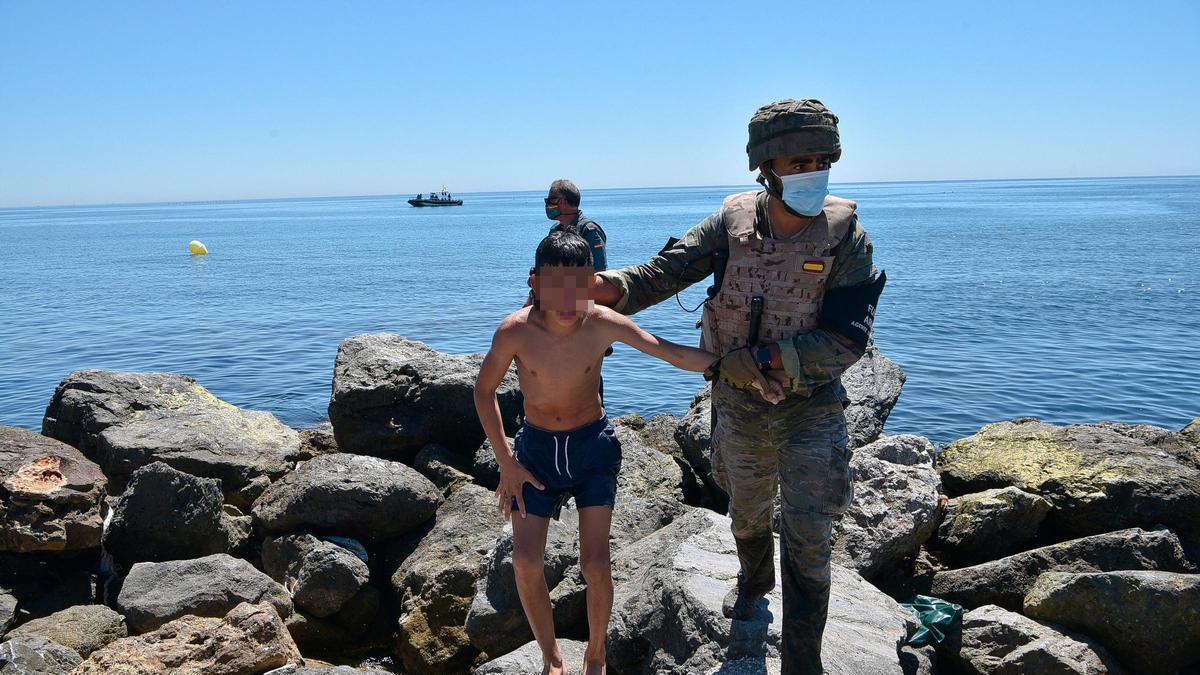 CRISIS MIGRATORIA | Los menores de Ceuta, primera prueba para el gobierno de PP-Vox en Andalucía: «Será importante que las comunidades autónomas asuman la protección de esos niños»