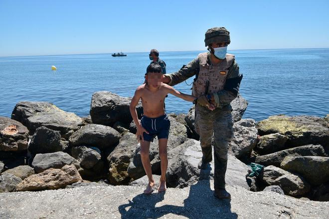 Los menores de Ceuta, primera prueba para el gobierno de PP-Vox en Andalucía: "Será importante que las comunidades autónomas asuman la protección de esos niños"