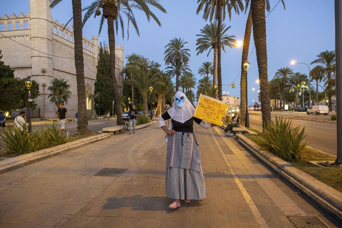Centenares de personas participan en la cadena ‘a la fresca’ contra la masificación turística en Mallorca