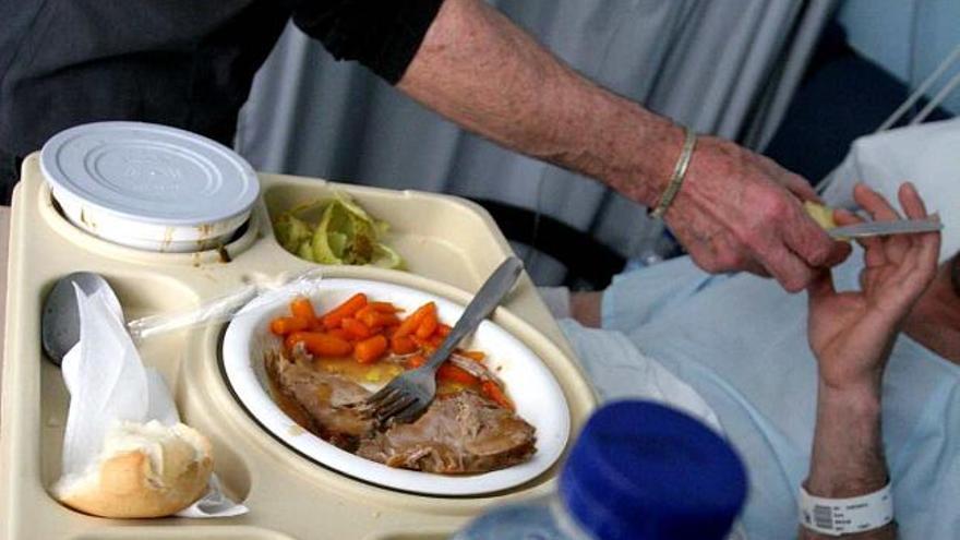 Un enfermo ingresado en el Hospital Comarcal, con su bandeja de comida, en una imagen reciente