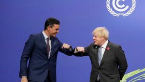 El presidente del Gobierno, Pedro Sánchez, saluda al primer ministro británico, Boris Johnson, en la apertura de la COP26, en Glasgow, Escocia, este 1 de noviembre de 2021.