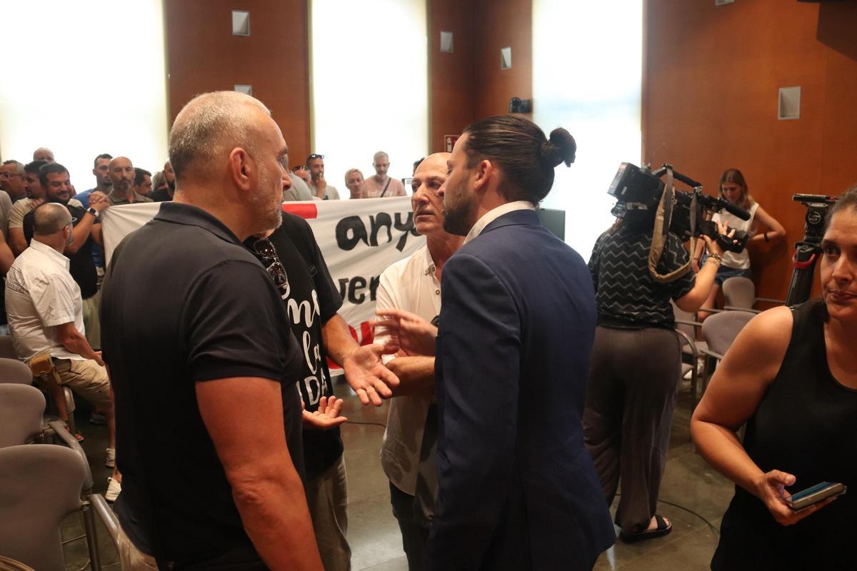 L'alcalde de Lloret de Mar, Adrià Lamelas, parla amb els representants sindicals de la Policia Local del municipi  Data de publicació: dimarts 16 de juny del 2026, 11:18  Localització: Lloret de Mar  Autor: Aleix Freixas
