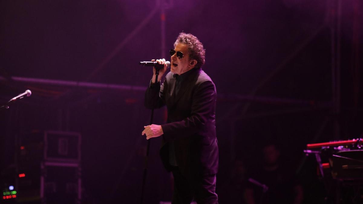Andrés Calamaro, durante un concierto en Gijón en 2022 en el festival Metrópoli.