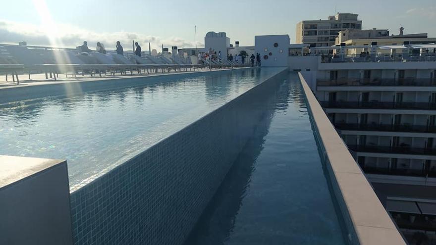 La nueva piscina 'infinity' en la azotea del hotel Bayrén de Gandia