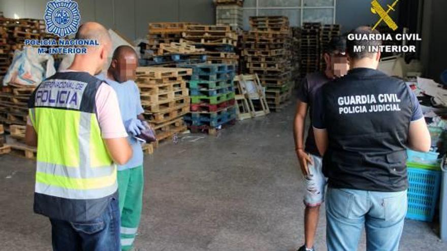 Dos agentes durante la intervención contra la banda desarticulada.