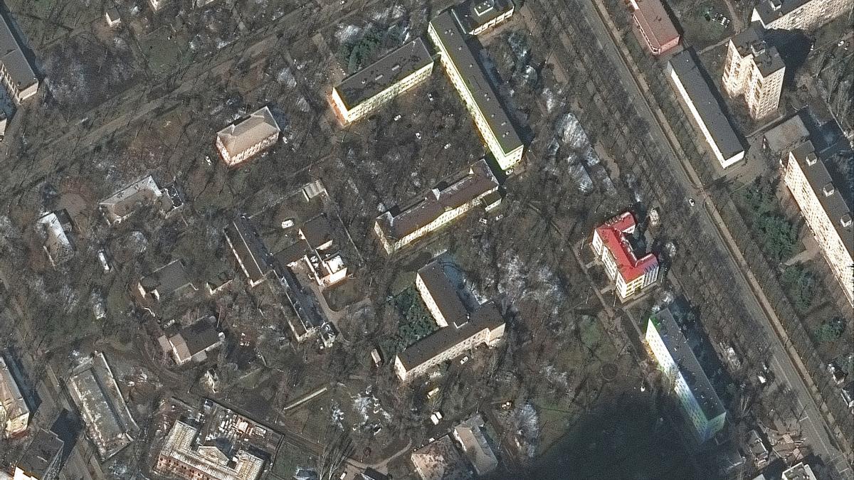 Imagen aérea de la zona del hospital materno-infantil de Mariúpol devastado por los bombardeos rusos.