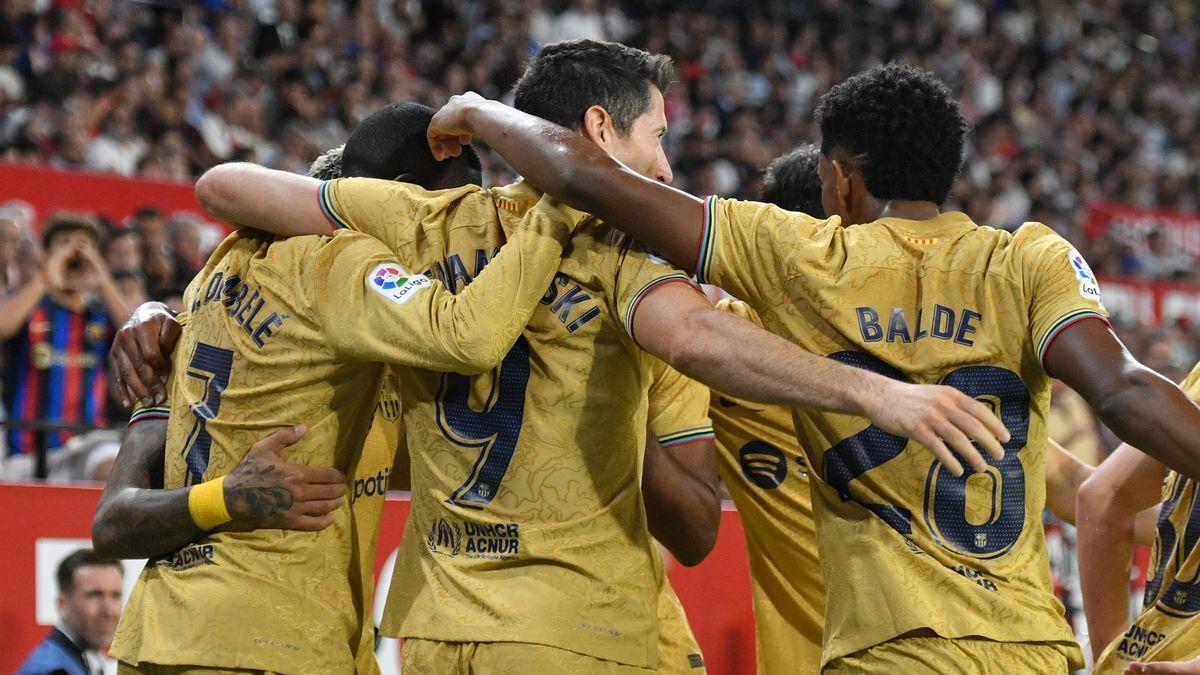 Lewandowski celebra un gol junto a Dembélé y Balde