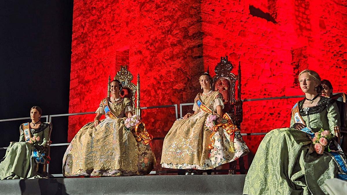 Las reinas falleras de Burriana, Elena Pastor y Julia López, durante su proclamación, a principios del pasado agosto.