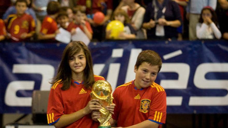 Carmen Martínez y José María de Vera llevan la Copa del Mundo al escenario ante la mirada de cientos de personas.