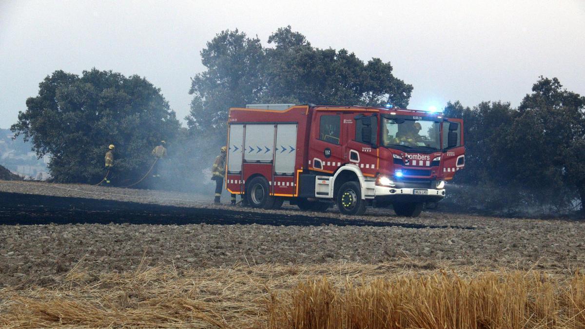 Imatge d'arxiu dels bombers treballant en l'extinció d'un incendi a la Segarra