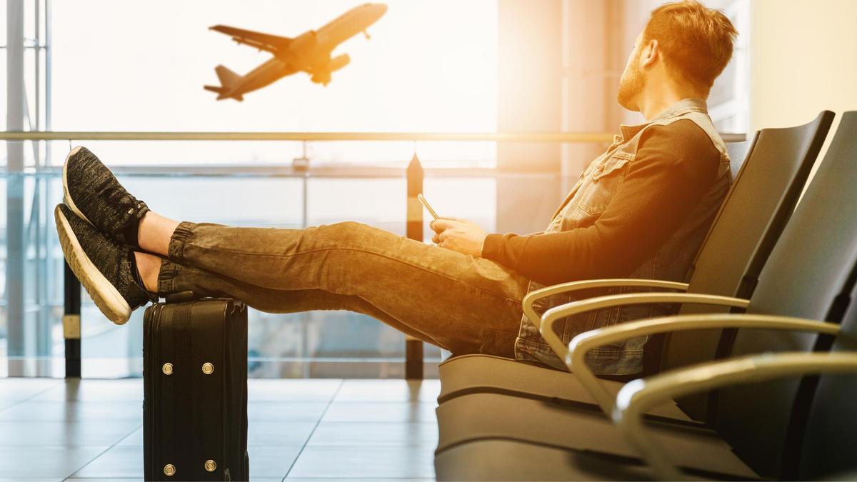Un joven en un aeropuerto.