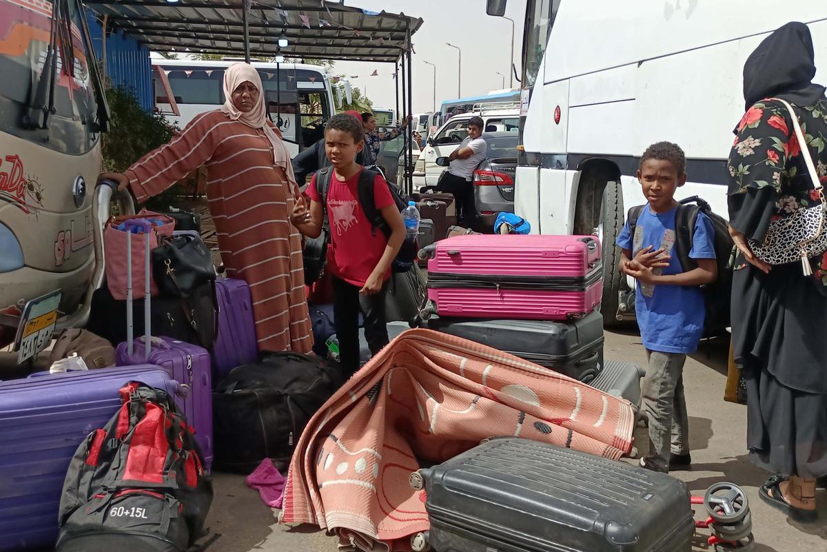 Refugiados sudaneses en la estación de autobuses de Asuán, Egipto, en abril de 2023.