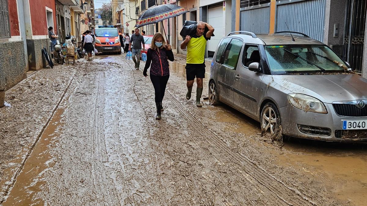 Una señora con un paraguas para salvaguardarse de la lluvia.
