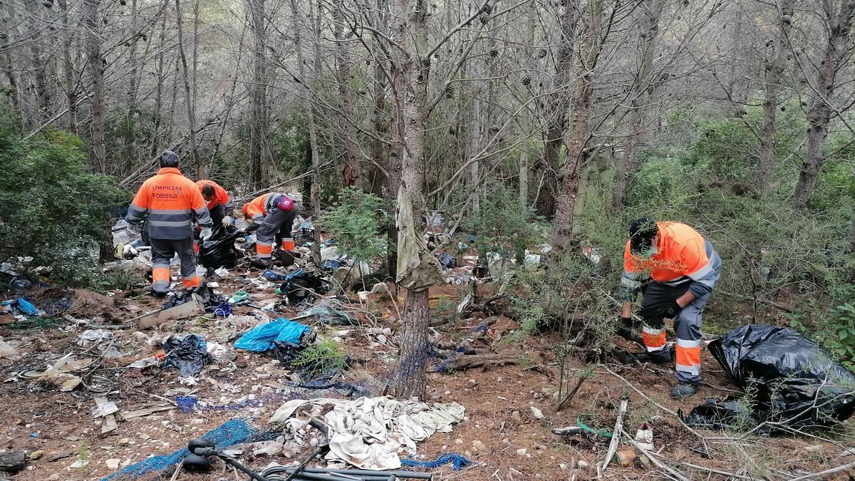 El Ayuntamiento de Peñíscola limpia, &quot;ante la pasividad de Conselleria&quot;, el vertido incontrolado de residuos en la Serra d&#039;Irta