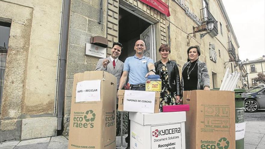 «Corcho, bombillas... reciclamos todo»