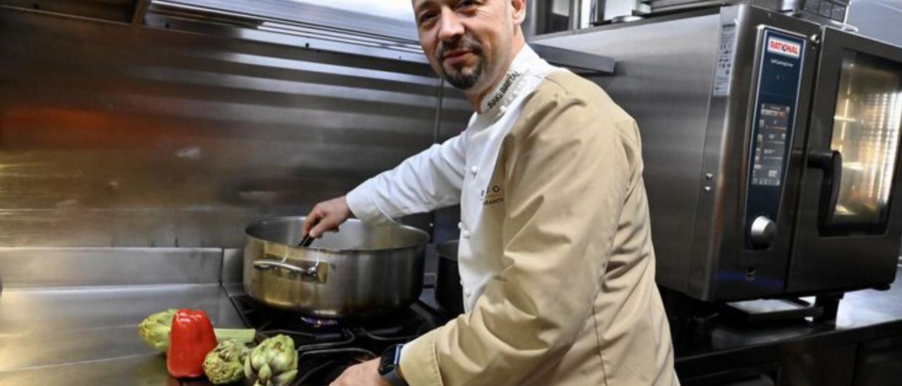 El chef Iñaki Bretal, ayer al frente de Eirado da Leña.   | // RAFA VÁZQUEZ