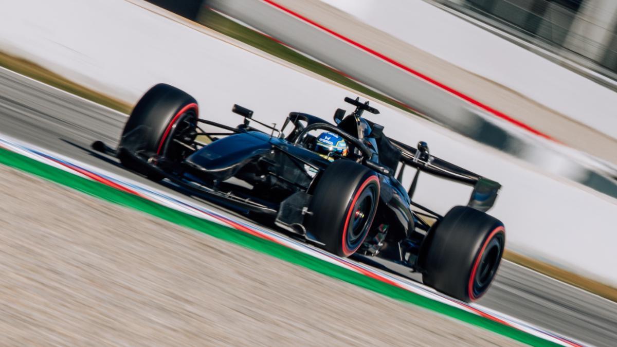 Fernando Alonso pasando el test F-1 en circuito de Barcelona, Montmeló
