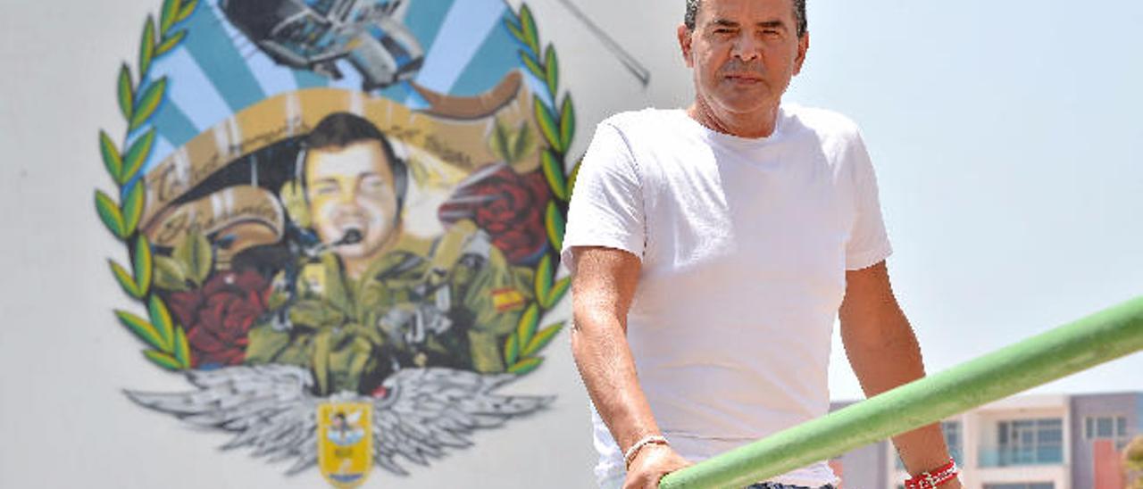 Francisco Ojeda Cabrera, ayer, en La Garita. Detrás, el mural dedicado a su hijo Jhonander.