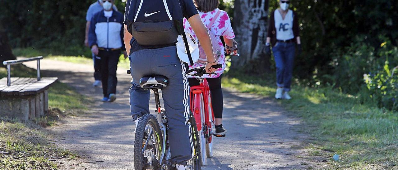 Ciclistas y senderistas en el paseo del río Lagares en Vigo. |   // MARTA G. BREA