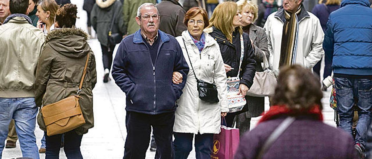 Viandantes en una calle comercial de la ciudad.