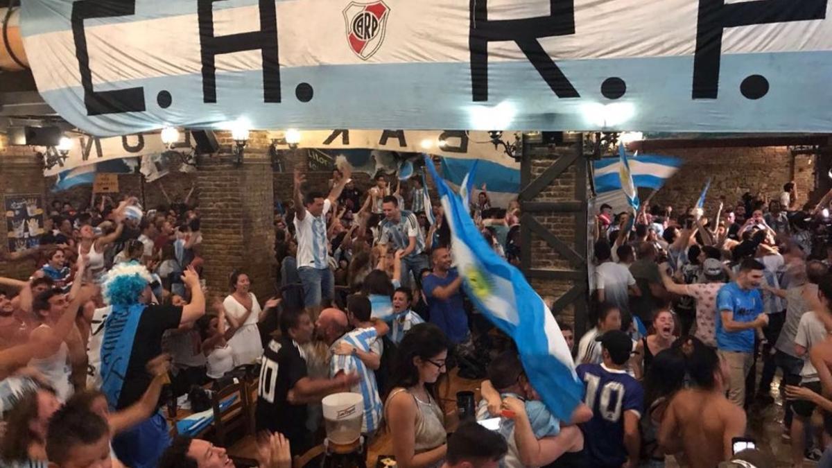 Celebraciones de la victoria de Argentina ante Nigeria en el bar L'Ovella Negra de Poblenou