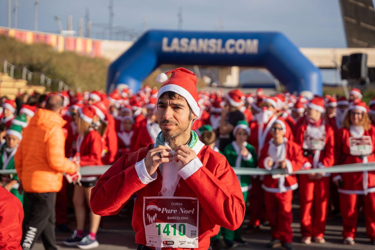 Cientos de Santa Claus corren por Barcelona en la primera Cursa del Pare Noel