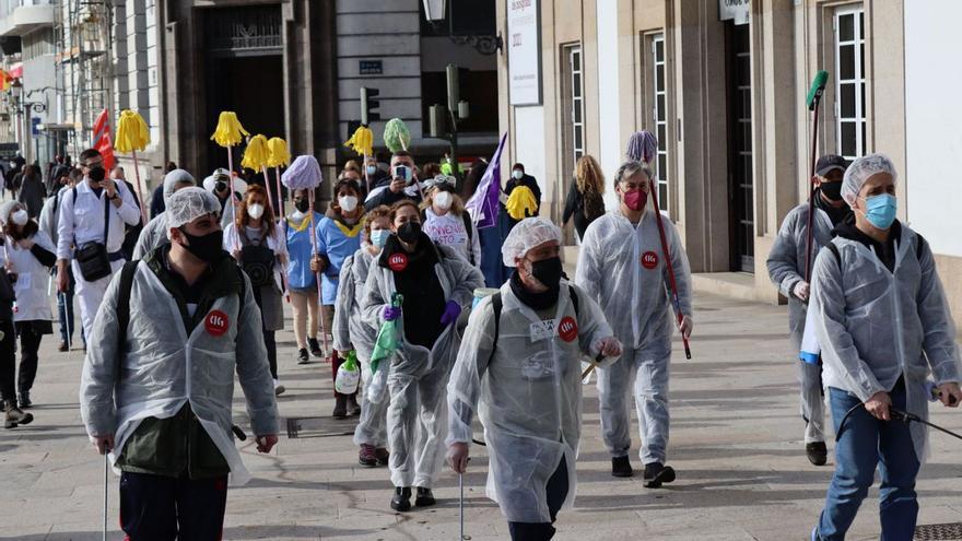 Las 12.000 ‘fregonas amarillas’ coruñesas vuelven a la calle para desbloquear el convenio colectivo